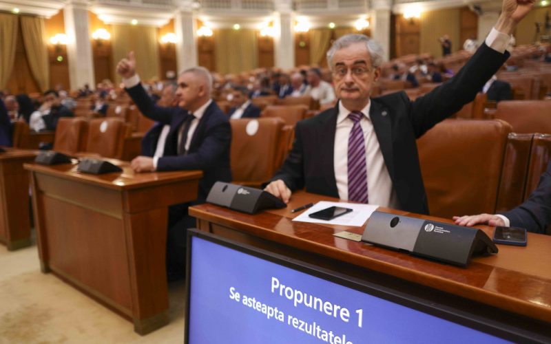 Parlament: Sesiune pentru PNRR. Legi vitale până vineri