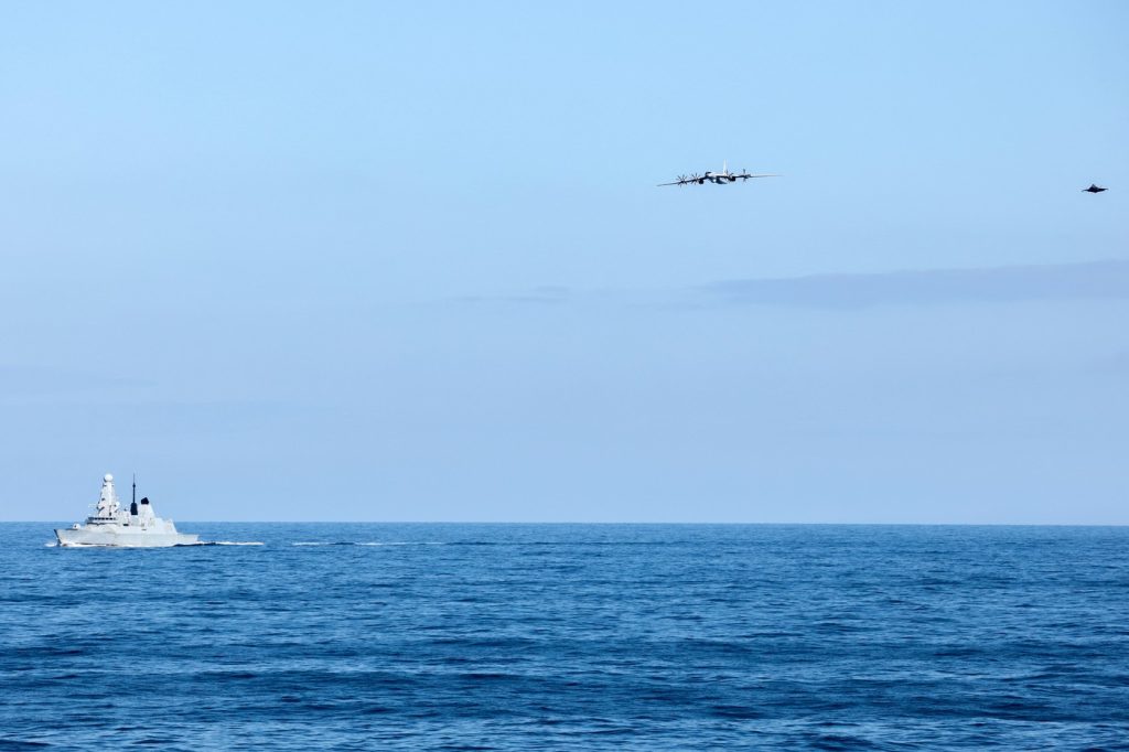 Premieră militară în Marea Norvegiei: Avion rus de spionaj, interceptat de avioane F-35 lângă un portavion NATO