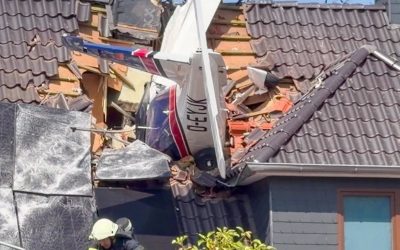 Avion prăbușit peste o casă, evacuare în zonă