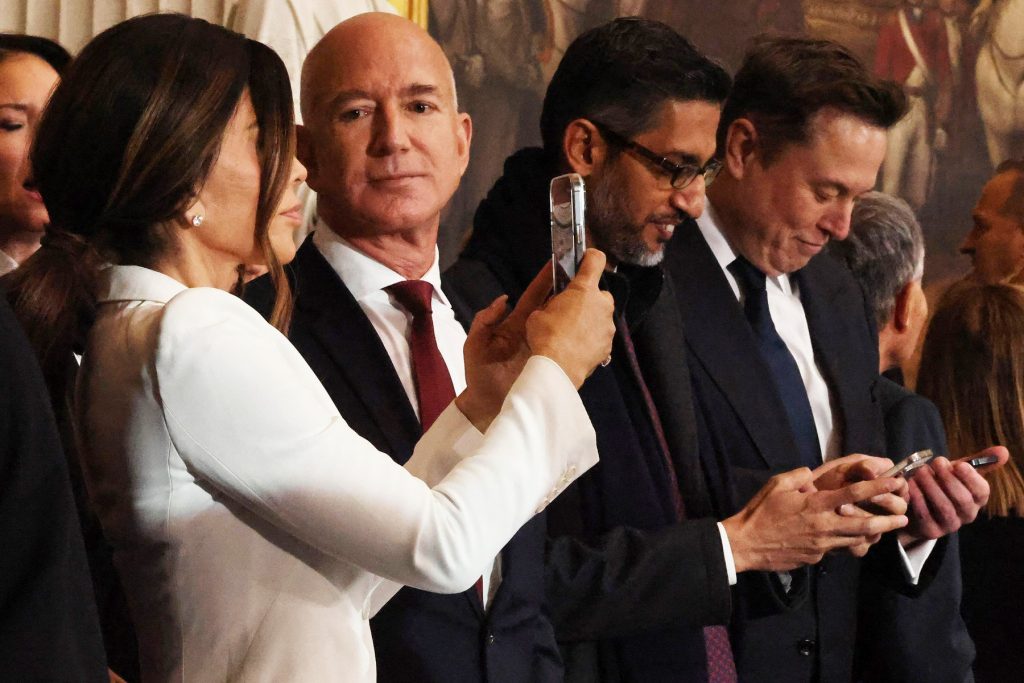 Bezos și Musk riscăm apocalipsa cu centrele lor de date spațiale