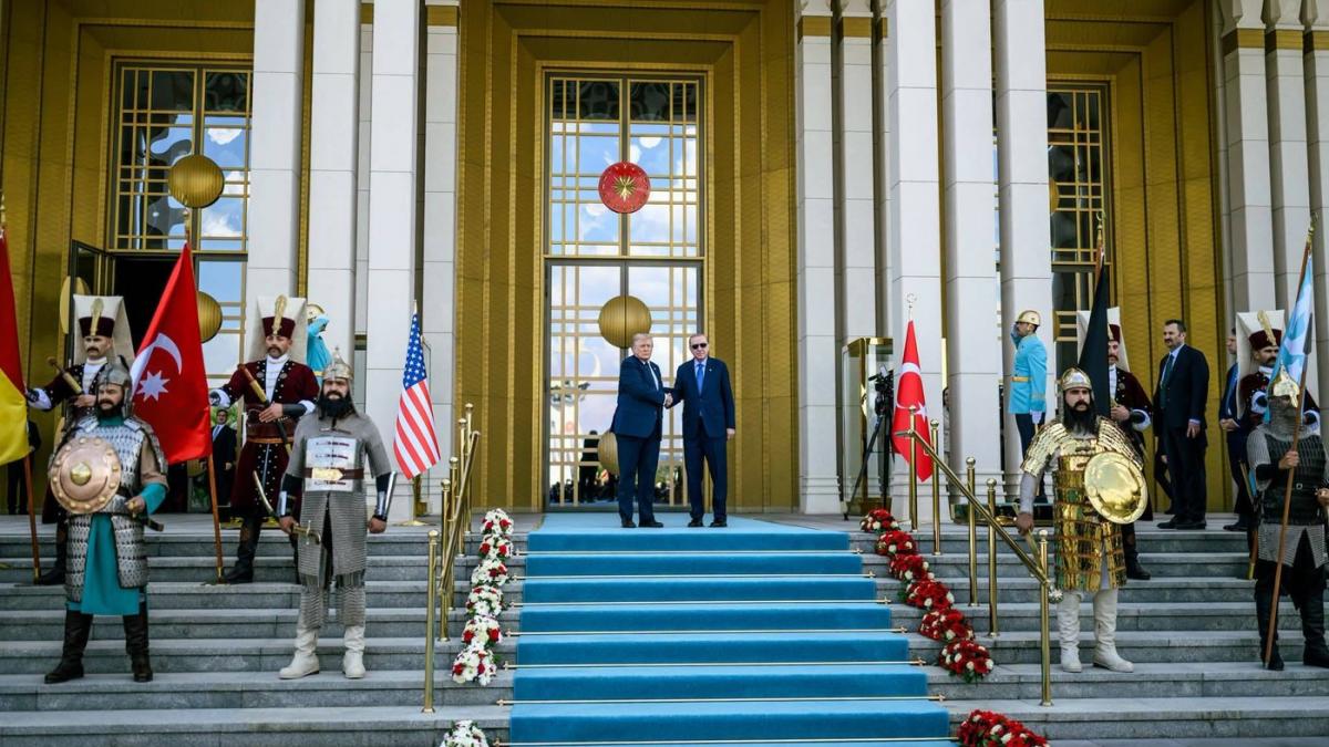 Summit NATO: Trump vrea Groenlanda, Turcia bate palma pentru F-35