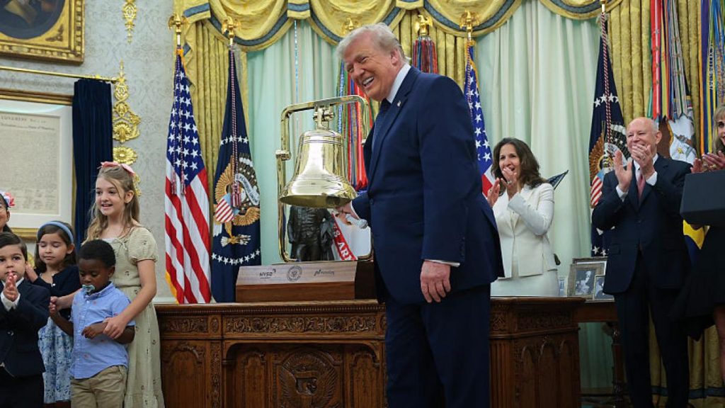Trump, clopoțel la bursă pentru lansarea conturilor sale