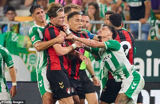 Antony eliminat! Amical întrerupt de bătaie între Bournemouth și Real Betis