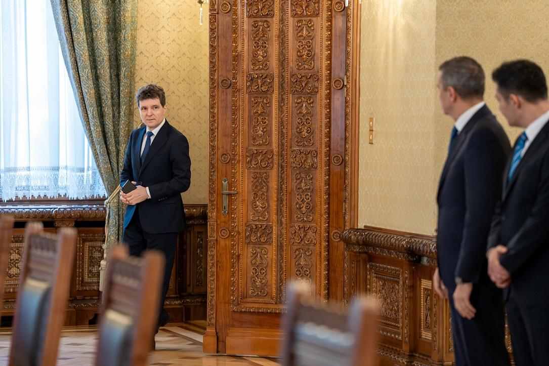 Rescrie acest titlu ca un jurnalist român experimentat. Între 55-70 caractere, captivant, direct. Stilul ziarelor Libertatea, Adevărul, HotNews. Titlu: No agreement over new Wage Law for budgetary sector in Romania

REGULI STRICTE:
– Răspunde cu UN SINGUR titlu, nimic altceva
– Prima literă din titlu TREBUIE să fie MAJUSCULĂ
– NUMELE PROPRII CU LITERĂ MARE OBLIGATORIU: Donald Trump (nu donald Trump), Mircea Lucescu (nu mircea lucescu), București (nu București), România (nu românia), Europa (nu europa)
– Folosește DIACRITICE corecte: Ă, î, â, ș, ț (nu a, i, a, s, t). Exemplu: Mașină (nu masina), încă (nu inca), față (nu fata)
– Fără ghilimele în jurul titlului
– INTERZIS majuscule la fiecare cuvânt (Title Case). CORECT: „Controverse pe piața de inteligență artificială”. GREȘIT: „Controverse Pe Piața De Inteligență Artificială”. Doar prima literă mare + nume proprii
– Fără punct la finalul titlului
– Fără „Iată ce…”, „Află cum…”, „Descoperă…”, „Află acum”, „Surpriză:”
– Semnul de exclamare (!) este COMPLET INTERZIS în titlu – nu folosi ! niciodată
– SCRIE DOAR ÎN LIMBA ROMÂNĂ – dacă titlul original e în altă limbă, traduce-l
– Fără formatare markdown sau HTML