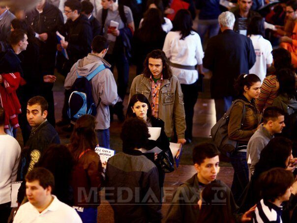 Tineri, 18-24 ani: 3/4 spun că e greu să găsești job. AI a redus locuri de juniori