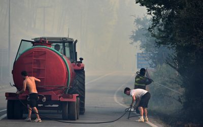 Incendiu la Săvârșin, sinistrați evacuați pe mare