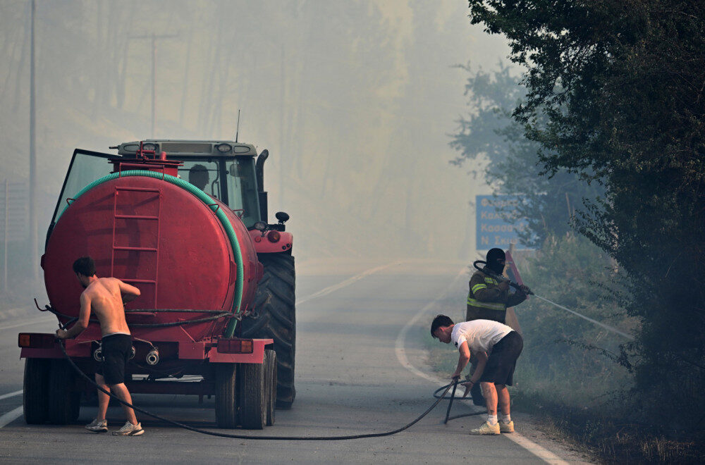 Incendiu la Săvârșin, sinistrați evacuați pe mare