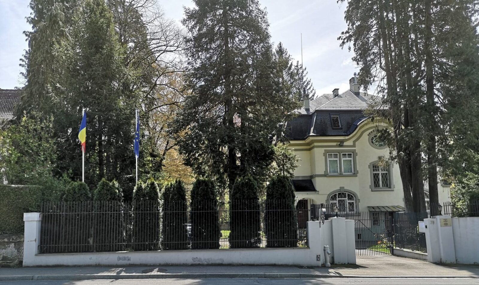 MAE clarifică situația după focul la Ambasada României