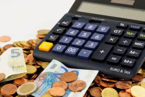 Euro sare la 5,2513 lei pe piața valutară