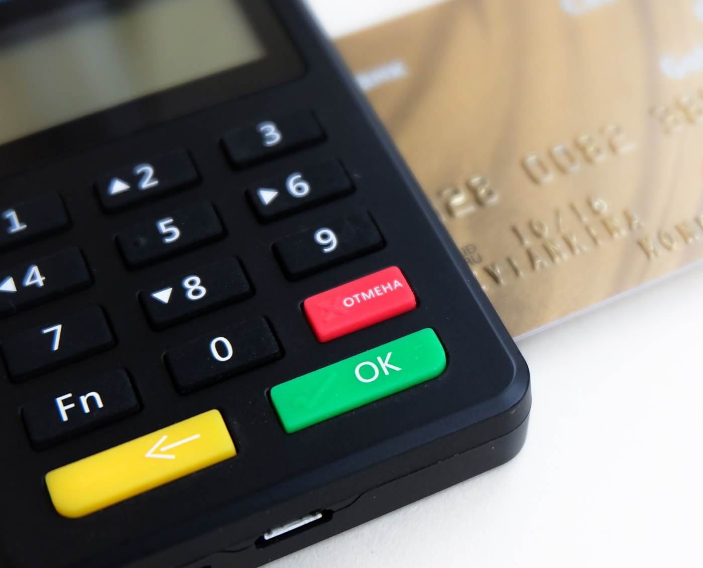 Revolut deschide lounge-uri în aeroporturi europene