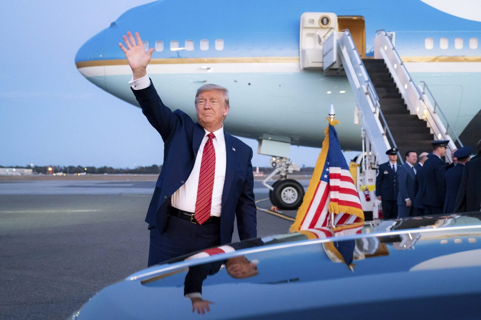 Trump, prins pe picior greșit: A fugit într-un avion secret