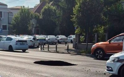 Surpare pe Eroilor: Apa Nova blochează traficul