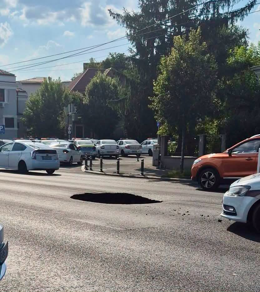 Surpare pe Eroilor: Apa Nova blochează traficul