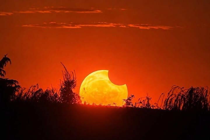 Eclipsă în România: Imagini spectaculoase și bucurie pe chipuri