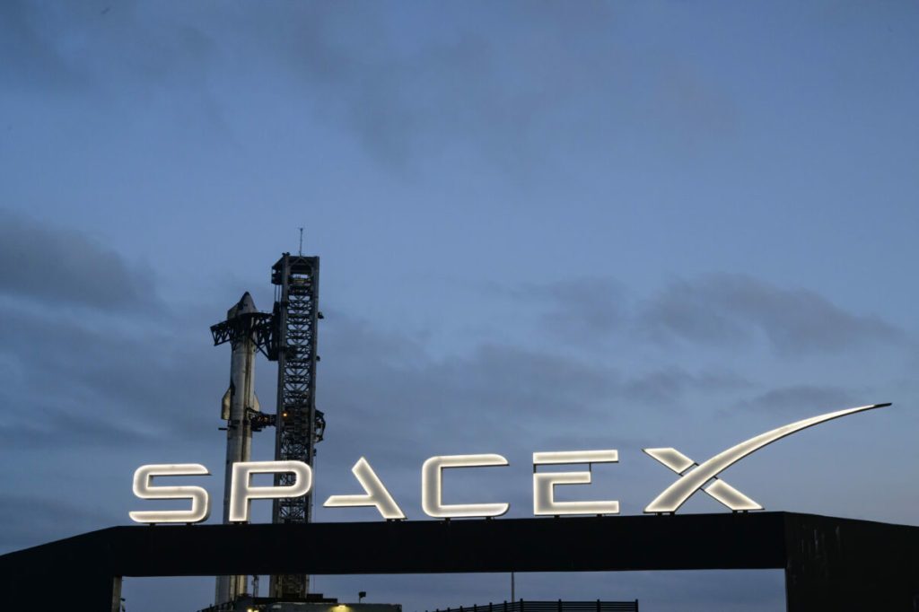 Musk vrea Lună, fabrică sateliți SpaceX