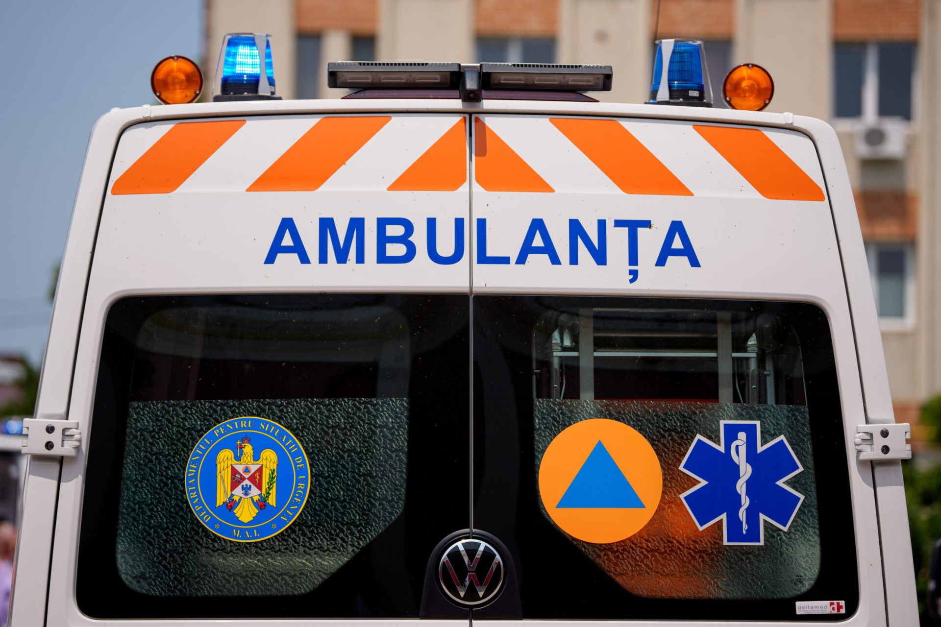 Ambulanță atacată cu topoare-n Cluj. Ce i-a scos din sărite pe localnici