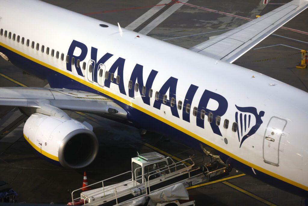 Ryanair: Explicația spargerii geamului ce a aspirat un pasager