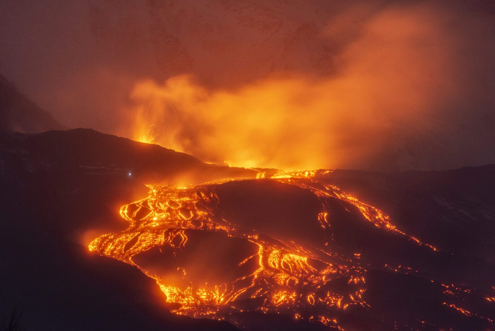 Etna în erupție: Zboruri blocate pe Catania