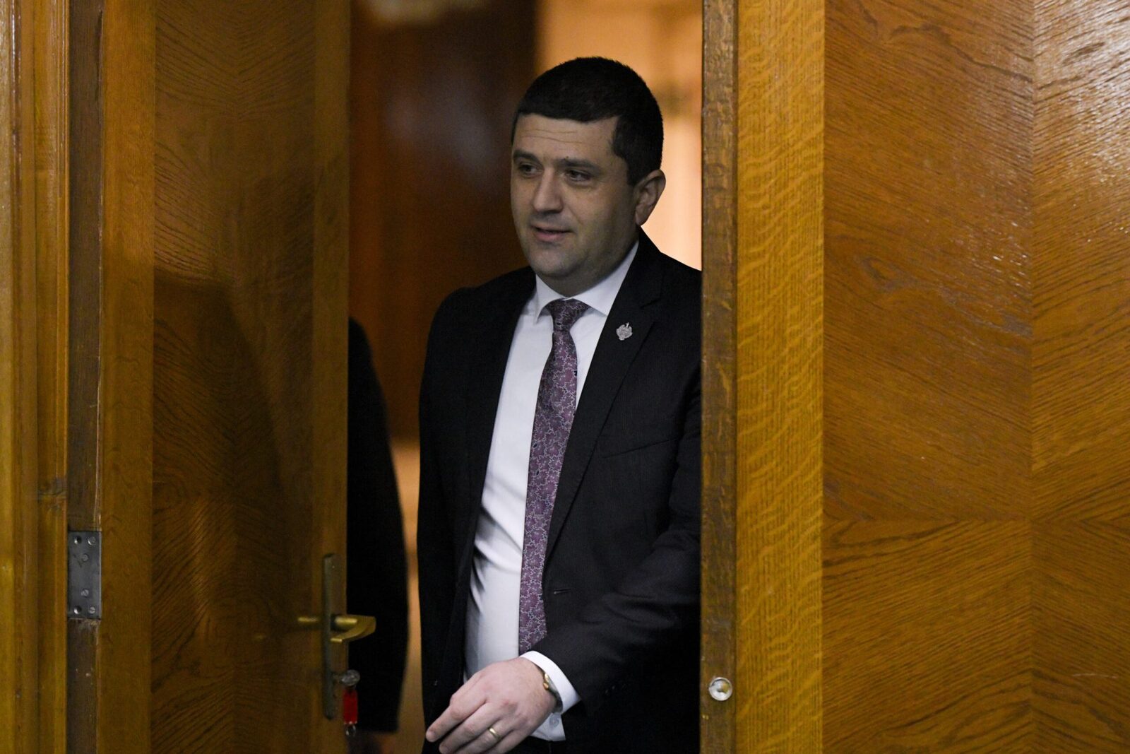 Premierul stă, miniștrii zboară. Noua ofertă Miruță