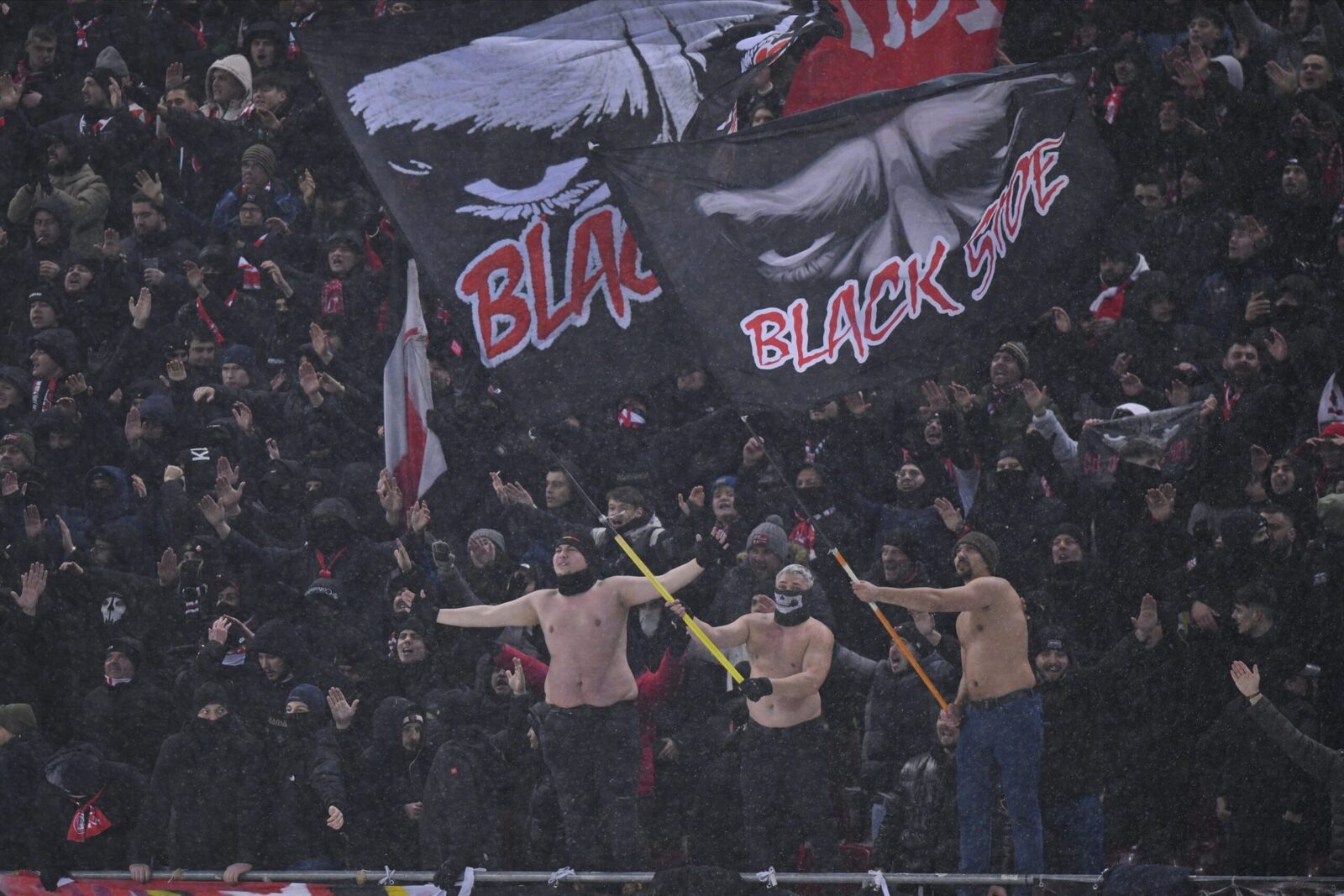 Jandarmeria, alertă: 71 de ultrași, blocați la Rapid-Dinamo
