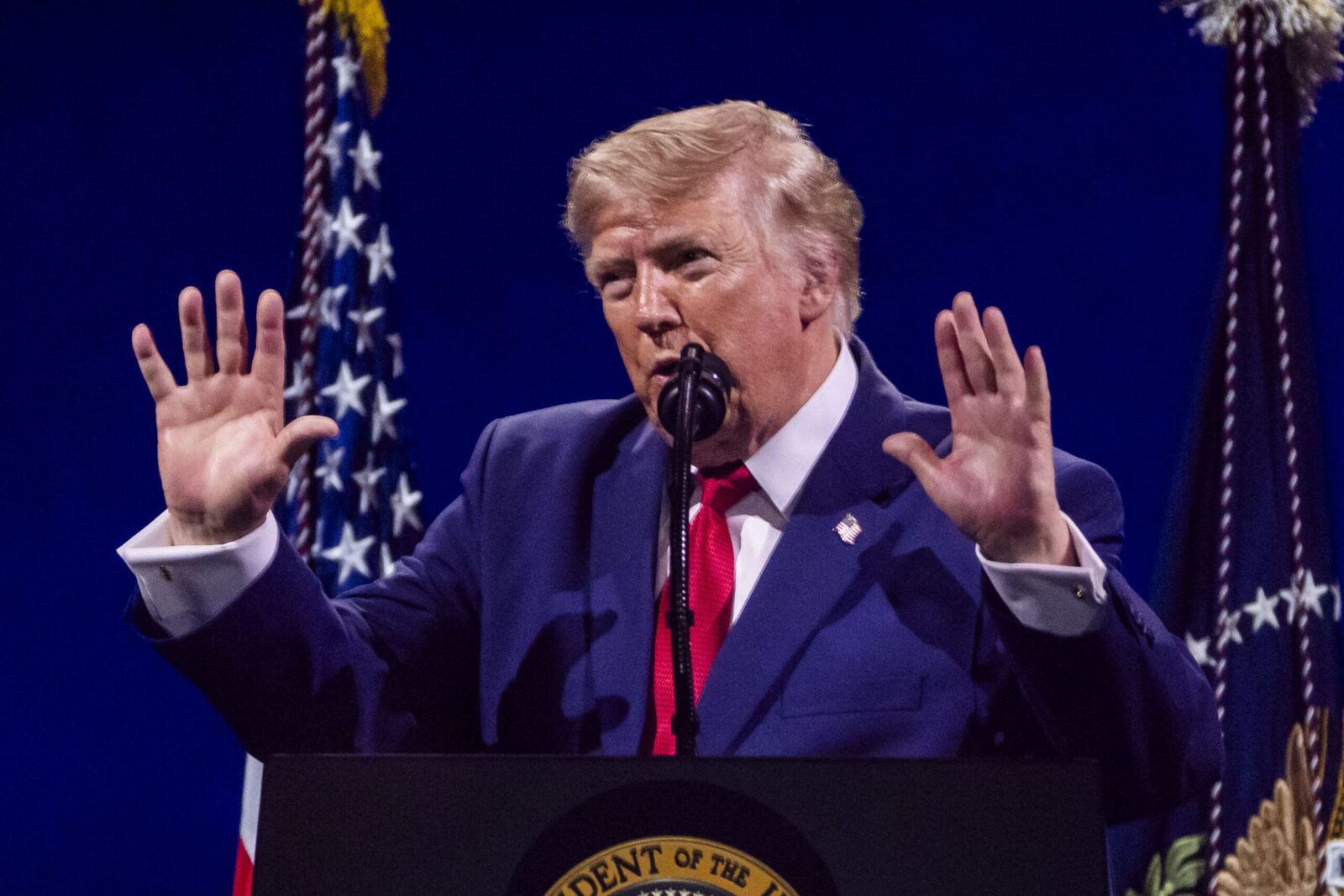 Trump, scos pe ușa din dos de la NATO: „O improvizație” a agenților