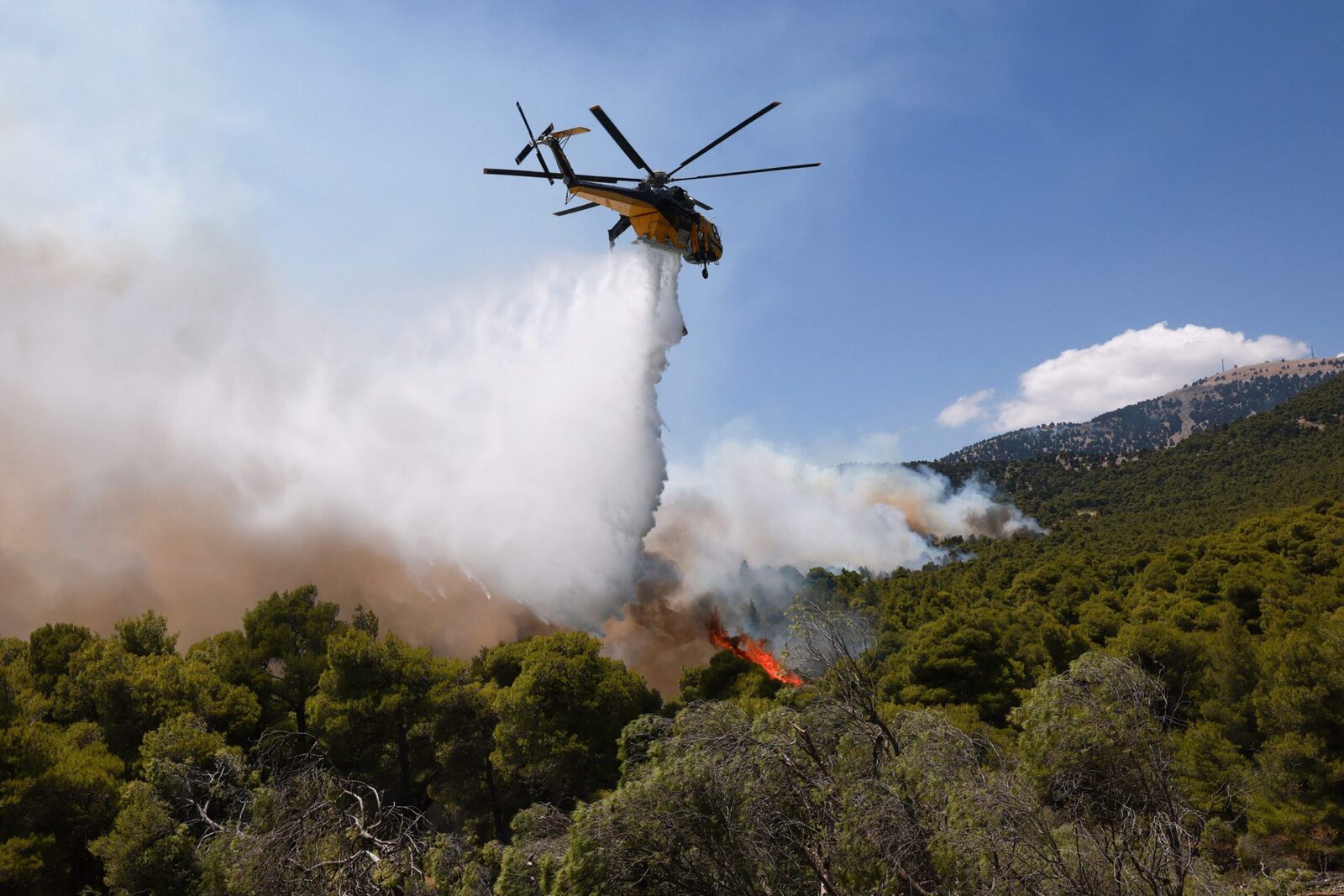 Elicopter anti-incendiu s-a prăbușit, doi oameni la bord
