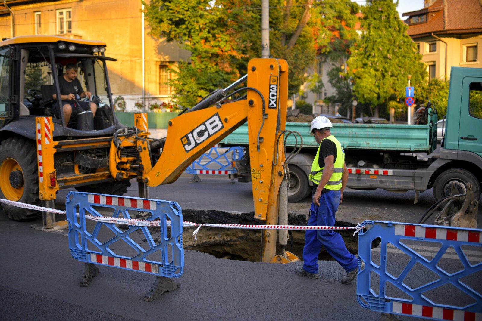 Bulevardul Eroilor, București: Carosabil surpat, groapă de 3 metri