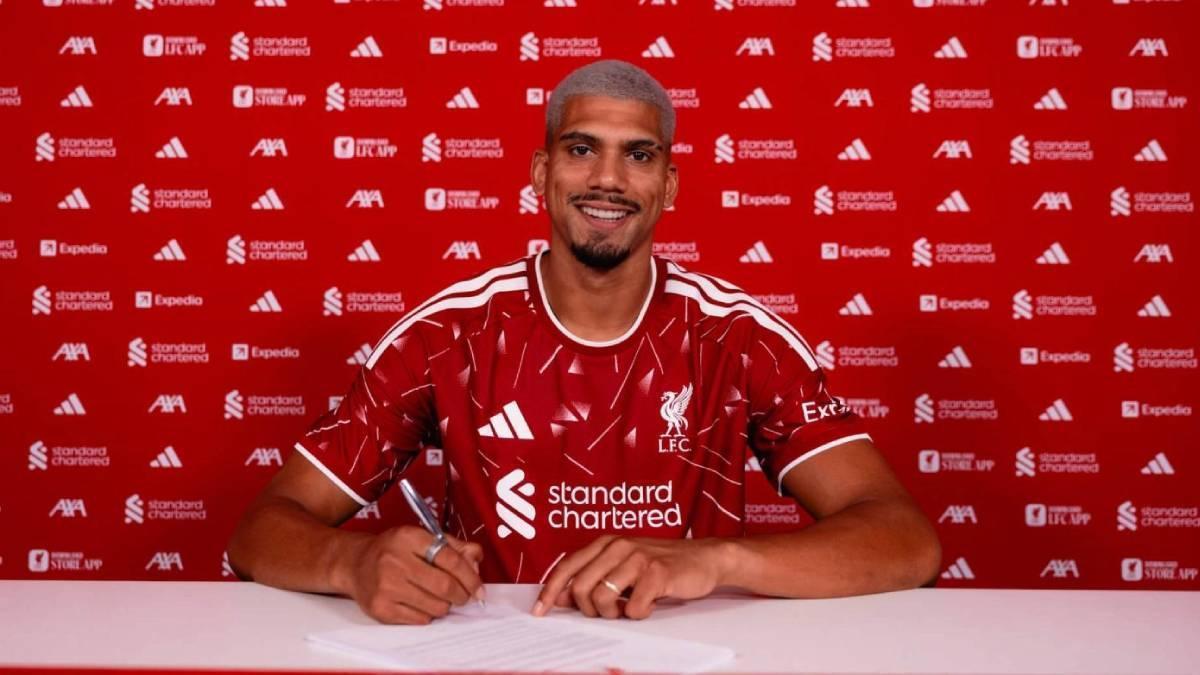 Primeras palabras de Araújo como jugador del Liverpool: "No había dudas de que llegaba a una gran institución"