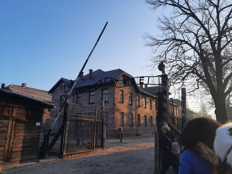 Extremist polonez, negarea Holocaustului: „Camere de gazare false” la Auschwitz