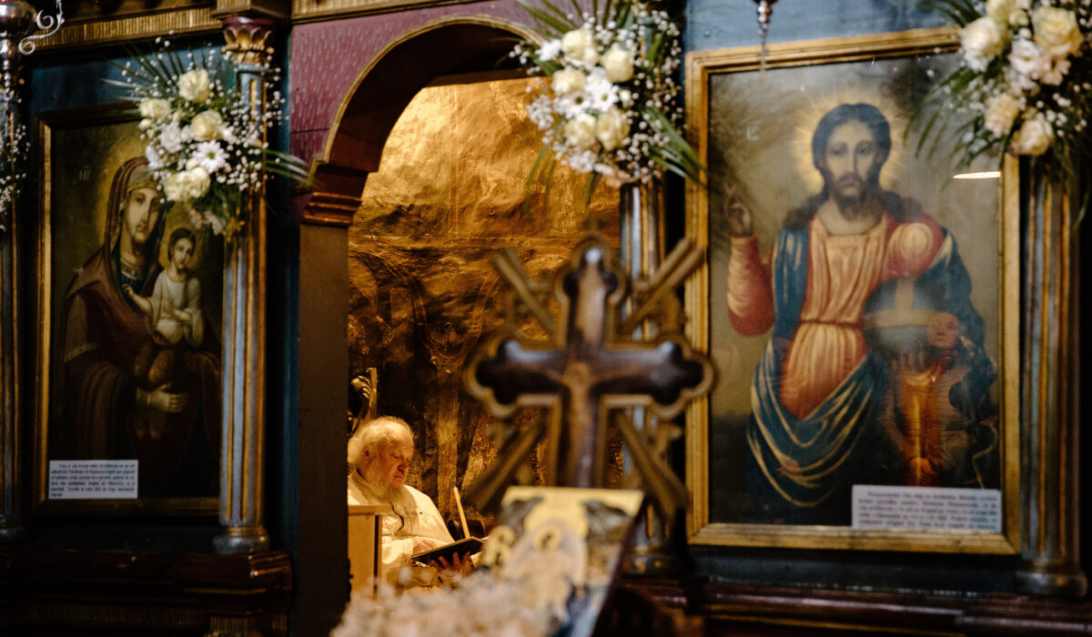 Femei interzise în Biserica din România, sub blestemul distanței