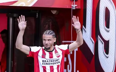 Thumbnail for article: PSV-aankoop Kodai Sano lijkt gebouwd voor de speelstijl van Bosz