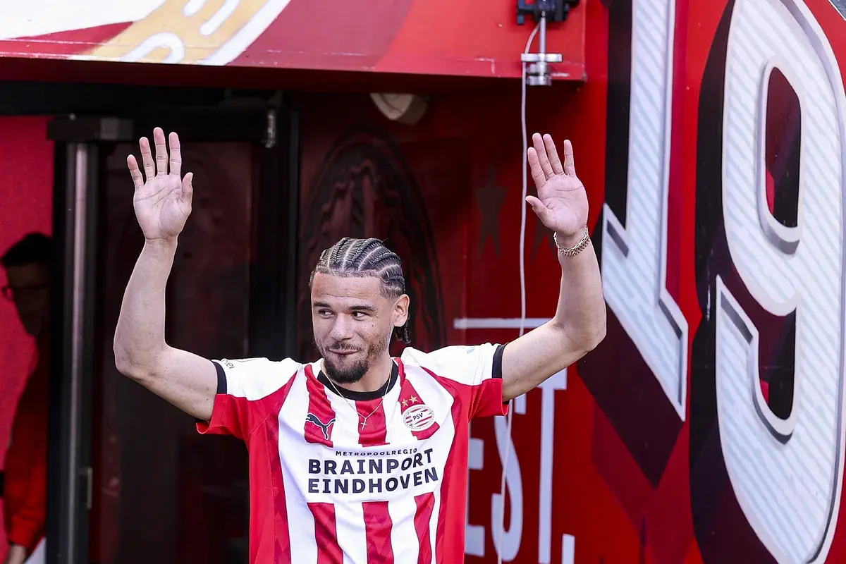 Thumbnail for article: PSV-aankoop Kodai Sano lijkt gebouwd voor de speelstijl van Bosz