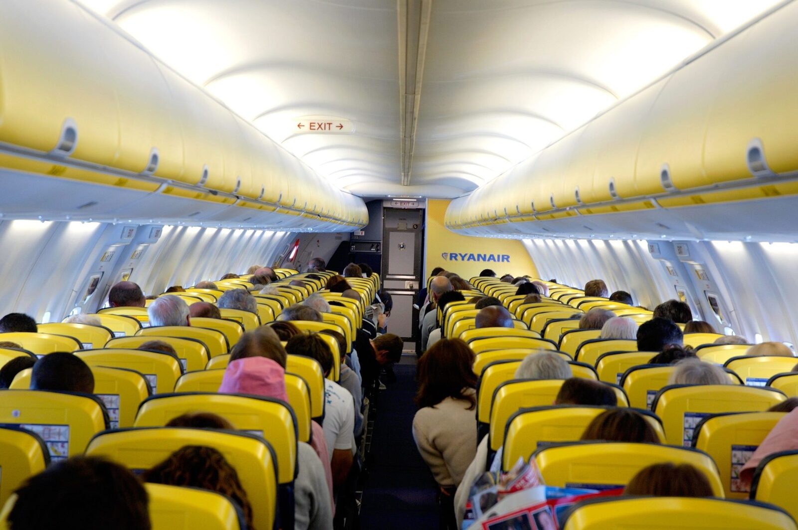 Ryanair: Ce a tras pasagerul spre geamul avionului. Primele concluzii