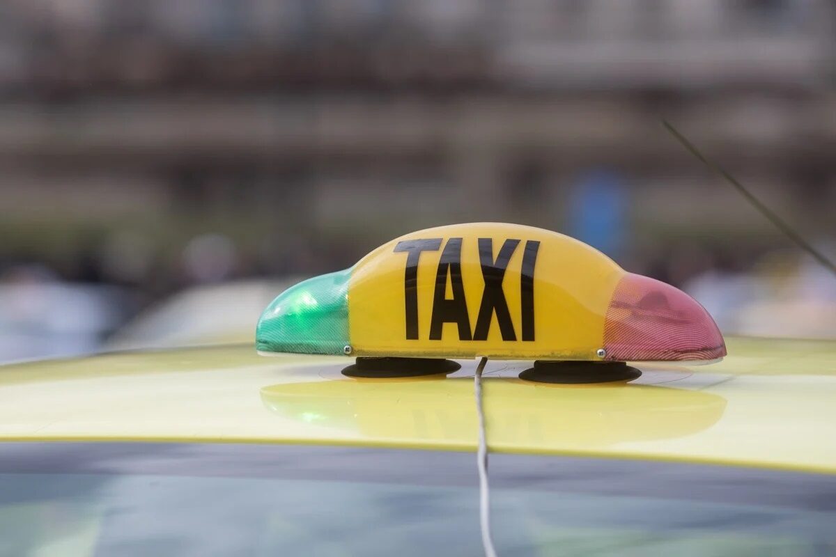 Top 5 escrocherii cu taxiul ce îți goli buzunarele în vacanță