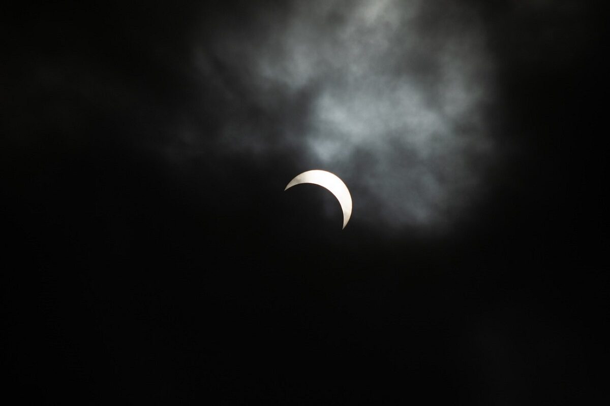 Eclipse parțială pe 28 august: Luna ascunsă pe cer. Unde privești