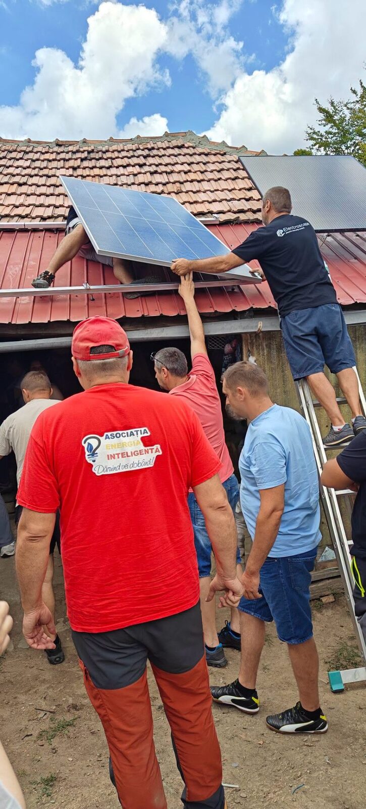 Case izolate electrificate: Sute de români au primit energie