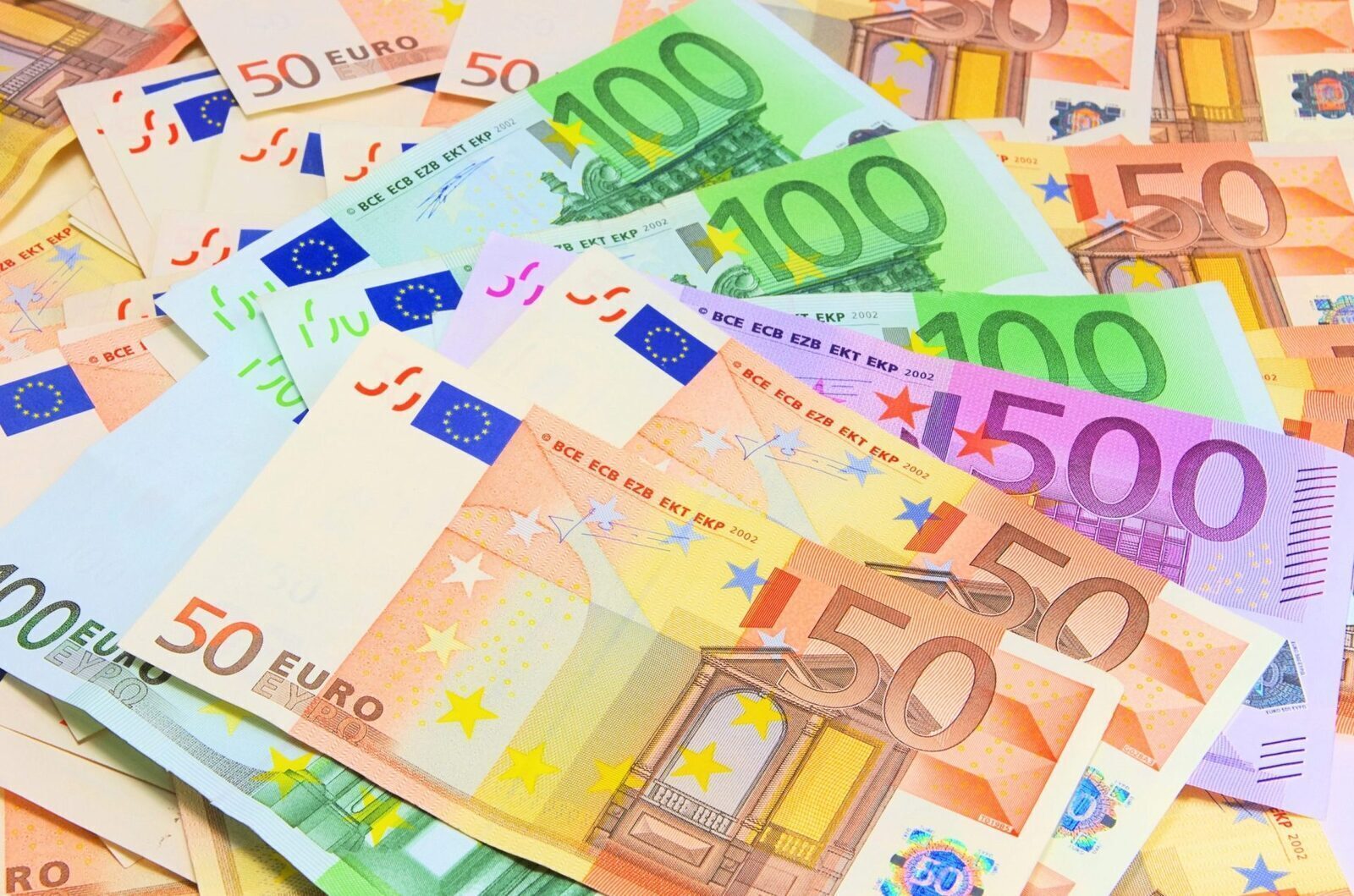 Europenii redescoperă banii cash: De ce numerarul revine în portofele