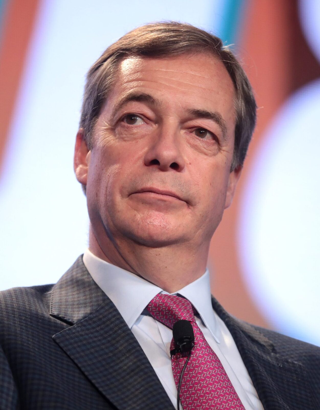 Farage, RĂZBOI cu un CONTE comic. Britanicul, din nou deputat