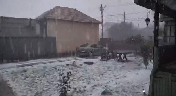 Furtună violentă la Târgu Jiu și în localitățile învecinate. Locuințe fără curent electric, trenuri anulate