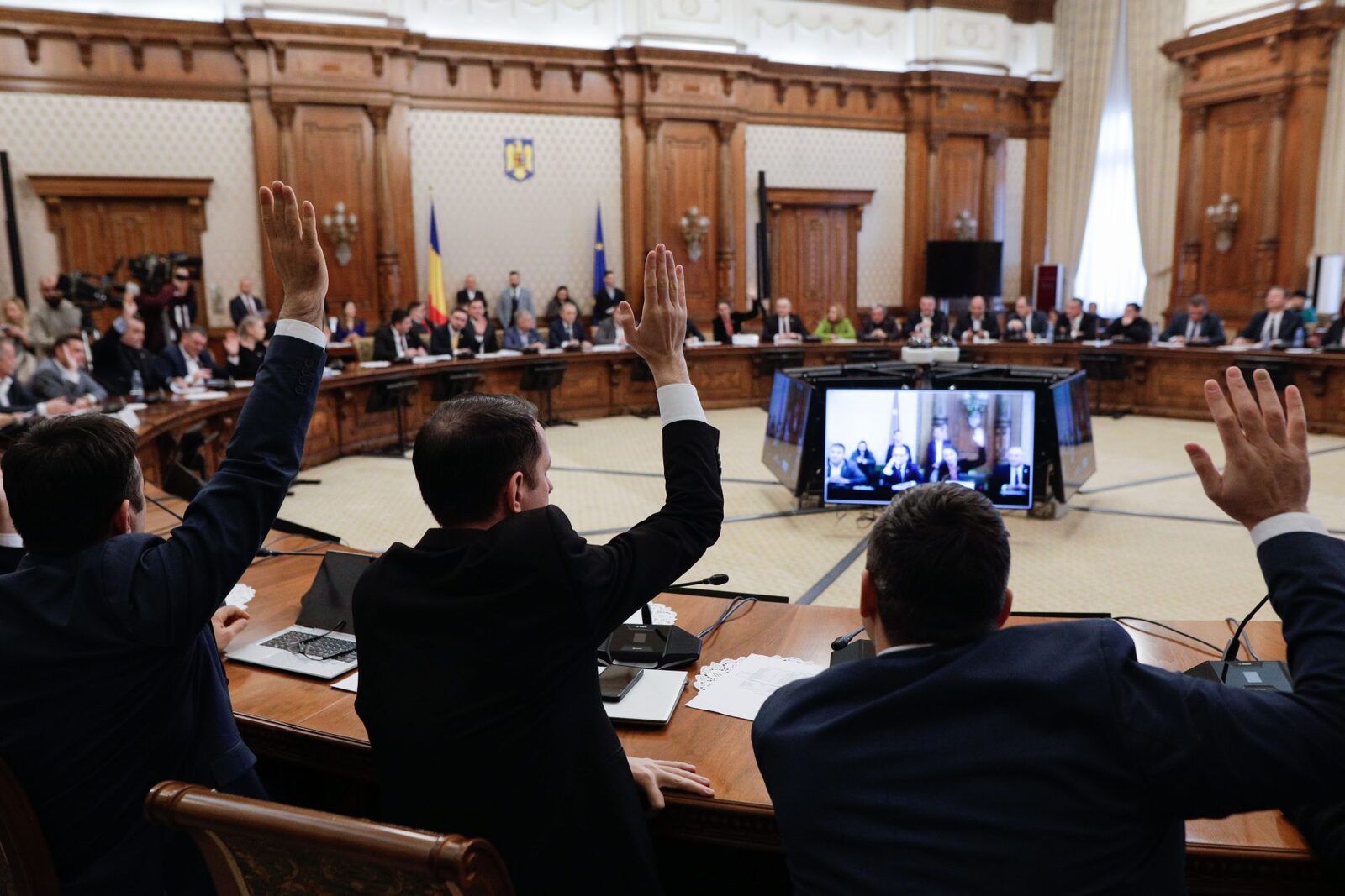 AUR dă lovitura: Partenerii demnitarilor depun declarații de avere