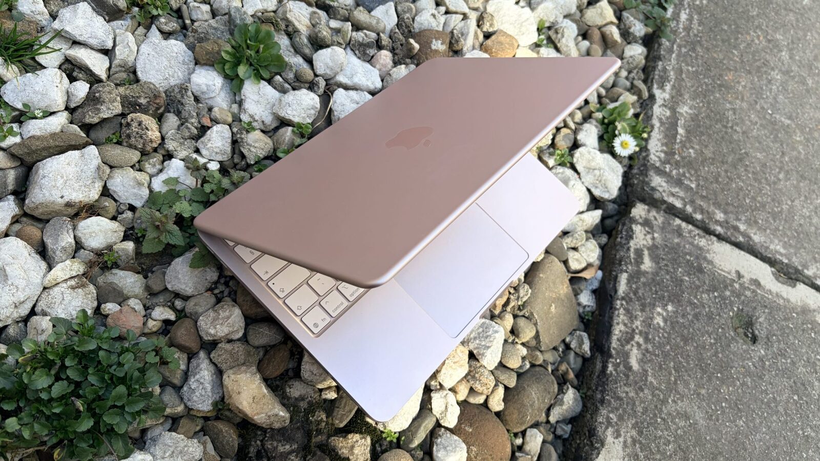 Laptop lent pe baterie? Testele arată diferențe uriașe Intel, Apple, Qualcomm, AMD