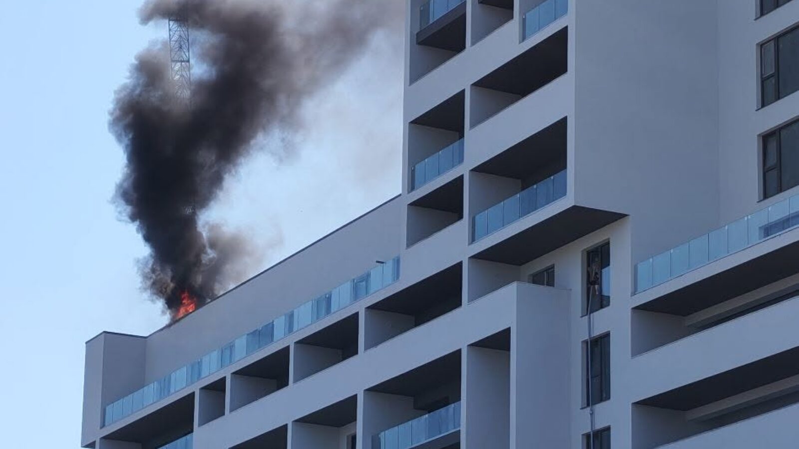 B365 - FOTO | Incendiu violent în București. Martor: Arde cu flacără deschisă, în apropiere de Dedeman Ghencea • Știri București