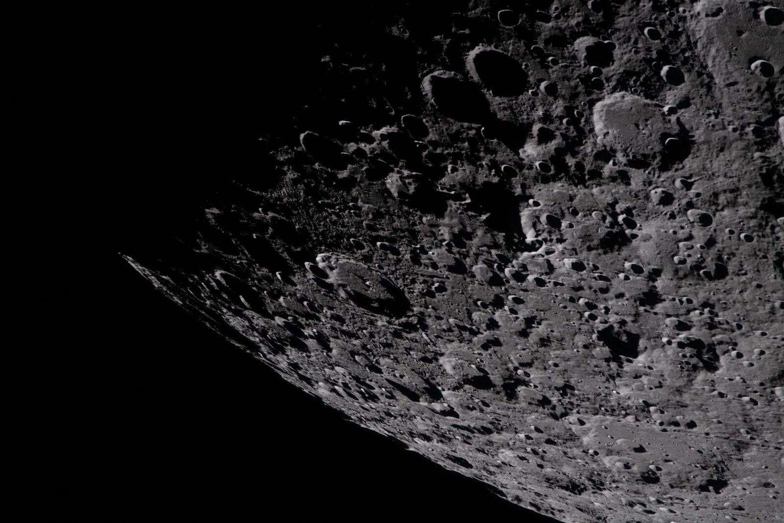 LunA are crater nou: Imagini SpaceX după impact