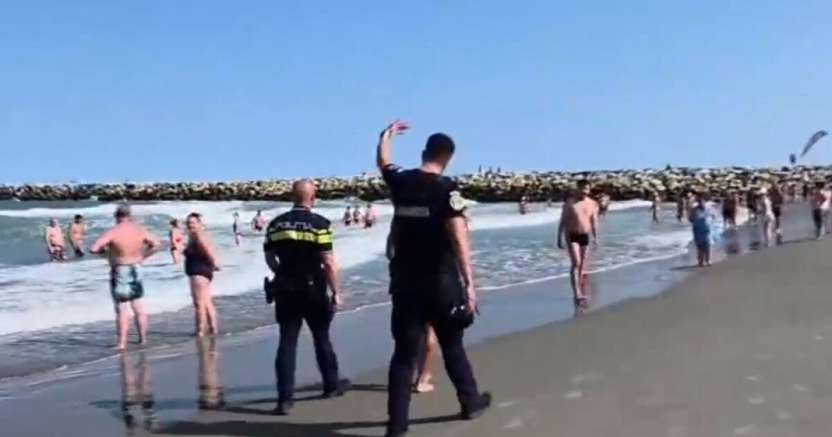 Turiști pe litoral au sfidat steagul roșu, au intrat în mare