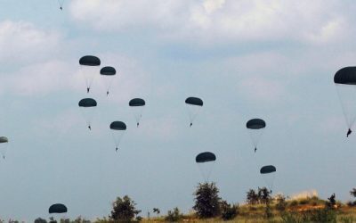Accident grav la exercițiu: Doi militari din Forțele Speciale, răniți la parașutare