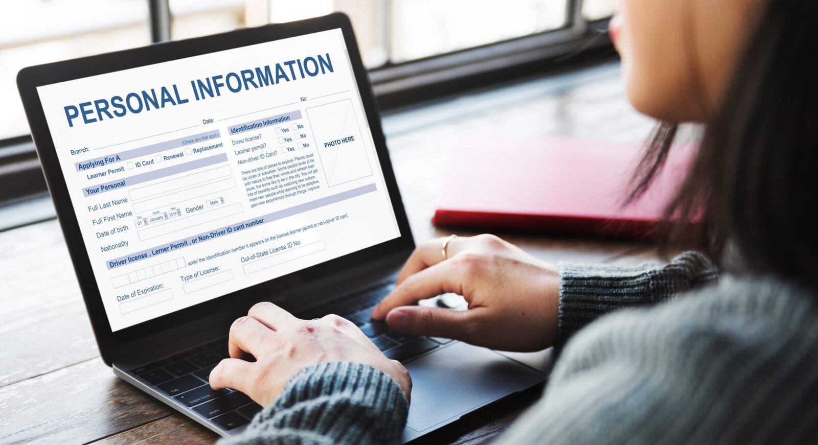 Laptopul de serviciu: Mesaje private sau supraveghere? Ce știe angajatorul