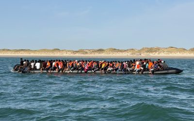 Record: 230 de persoane, înghesuite pe o barcă spre Anglia