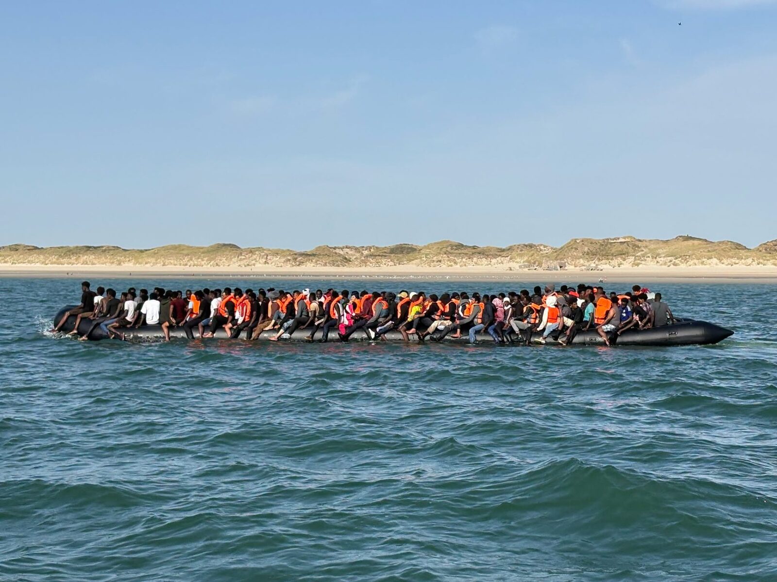 Record: 230 de persoane, înghesuite pe o barcă spre Anglia