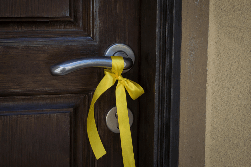Panglica galbenă la ușă: Ce vor să spună vecinii tăi