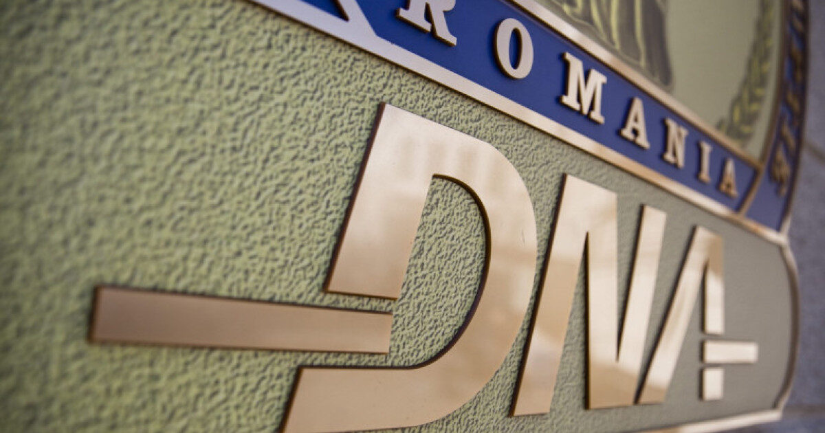 Trei directori din arme: Arest la domiciliu și sute de mii de euro